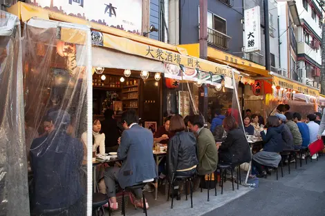 terrasse improvisée à l'extérieur d'un petit restaurant d'AsakusaI terrasse improvisée à l'extérieur d'un petit restaurant d'AsakusaI