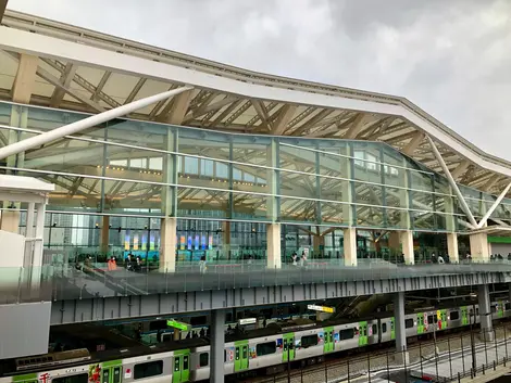 La gare Takanawa Gateway sur la Yamanote Line au sud de Tokyo