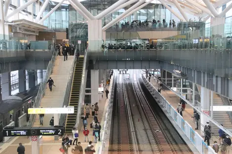 L'intérieur de la gare Takanawa Gateway sur la Yamanote Line au sud de Tokyo L'intérieur de la gare Takanawa Gateway sur la Yamanote Line au sud de Tokyo