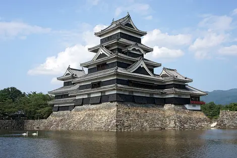 Se dice que el castillo de Matsumoto "cuervo negro" es hermano del castillo de Himeji "garza blanca" Se dice que el castillo de Matsumoto "cuervo negro" es hermano del castillo de Himeji "garza blanca"