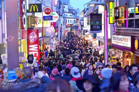 La ruelle piétonne Takeshita-dori dans le quartier de Harajuku