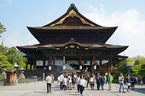 El templo Zenkō-ji se encuentra la primera estatua de Buda de Japón El templo Zenkō-ji se encuentra la primera estatua de Buda de Japón