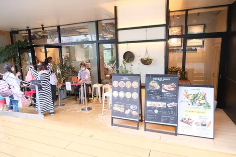 Les nouveaux commerces attirent déjà quelques curieux Mizumachi
