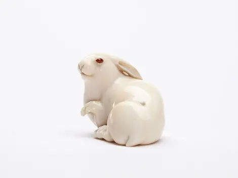 Netsuke en ivoire d'un lièvre aux yeux ambrés Netsuke en ivoire d'un lièvre aux yeux ambrés
