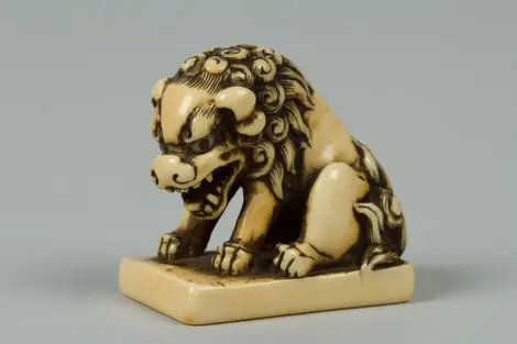 Netsuke représentant un lion Netsuke représentant un lion