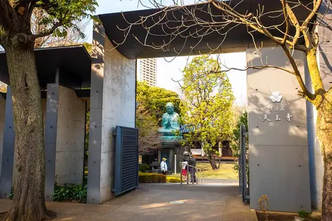 Japan Visitor - tennoji_gate_yanaka_x.jpg