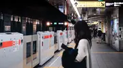 Métro souterrain de Tokyo arrivant à quai