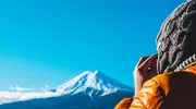 Un voyageur photographie le Mont Fuji