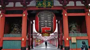 The kamiramon, thunder gate marks the entrance to the Senso-ji temple in Asakusa (Tokyo).