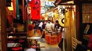 Ebisu Yokocho, una piccola viuzza piena di piccoli ristoranti e terrazze.