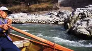 Trois hommes pilotent chaque barque à la seule force de leurs bras pour traverser aussi bien les rapides et les étendues plus calme.