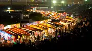 En las orillas del río Yodogawa, las multitudes luchan por obtener los mejores puestos para ver los fuegos artificiales. 