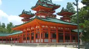 L'Heian-Jingu a Kyoto fu eretto in onore dell'era Heian (794-1185), e del suo fondatore, il cinquantesimo imperatore del Giappone, Kammu (737-806).