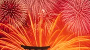 Un feu d'artifice devant le célèbre torii de Miyajima.