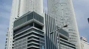 La estación de Nagoya, con sus dos torres cilíndricas, es la más grande del mundo.