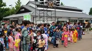 Bambini, adulti, adolescenti, il 70% dei visitatori di Himeji Yukata Matsuri indossare un yukata.