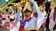 Une danseuse du festival Awa Odori (Tokushima), coiffée du chapeau traditionnel amigasa.