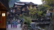 Ballade en yukata (kimono léger) le long de la rivière Kurokawa, qui donne son nom à cette célèbre station thermale d'Aso.