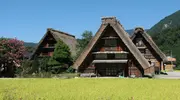 Des maisons de village gassho-zukuri.