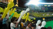Les soirs de match, les hawks se sevrent des ces gros ballons jaunes pour supporter leur équipe.