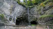 La grotte Genbudo et sa petit cascade