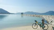 La ruta para bicis Shimanami Kaido pasa por muchas playas.