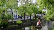 Des touristes font une promenade en bateau à Kurashiki.