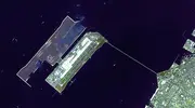 L'aéroport international du Kansai est construit sur une île artificielle relié à l'archipel par un pont de 3 kilomètres de long. 