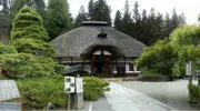 Le magnifique temple Jorakuji et son toit de chaume.