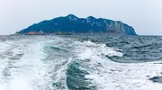 L'île d'Okinoshima (préfecture de Fukuoka, Kyushu) vue depuis la mer