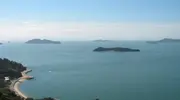 Vue du mont Taka sur la mer intérieure de Seto, depuis l'île de Shiraishi-jima