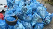 Ces poubelles bleues contiennent des déchets combustibles, "moeru gomi"