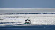 Brise-glace sur la mer de glace d'Okhotsk
