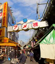Il famoso porticato che segna l'ingresso al viale Ameya Yokocho a Ueno.
