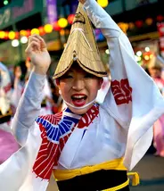 Une danseuse du festival Awa Odori (Tokushima), coiffée du chapeau traditionnel amigasa.