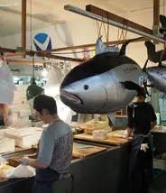 Des vendeurs de poisson au marché Tsukiji.