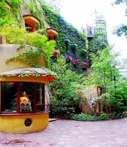 Totoro vous accueille à l'entrée du musée Ghibli