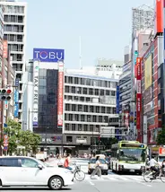 Devant la sortie est de la gare d'Ikebukuro