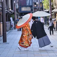 Couple dans une rue typiques du Japon médiéval