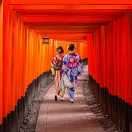 Les femmes en kimonos traditionnels japonais marchant à Fushimi Inari à Kyoto, au Japon