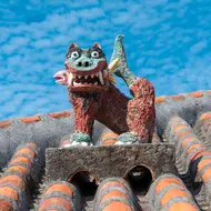 L'île village de Taketomi. Les maisons sont souvent surmontées de shisa, l'animal mythique de l'archipel.