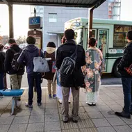 De nombreux autres moyens de transports sont accessibles partout au Japon comme les bus de Kyoto...