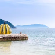 La citrouille jaune de Yayoi Kusama, symbole de Naoshima, l'île artistique dans la mer intérieure du Japon