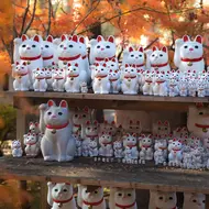 Maneki-neko in un tempio di Tokyo