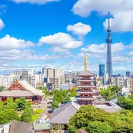 Tempio Senso-ji con il Tokyo Sky Tree alle spalle, una tappa obbligata nei tuoi primi giorni per visitare Tokyo