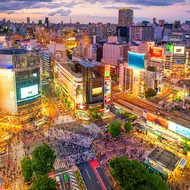 Le célèbre carrefour de Shibuya à Tokyo - certainement le plus grand passage piéton du monde