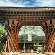 Kanazawa, monumentale torii moderno di fronte alla stazione centrale