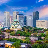 Die Burg Osaka, umgeben von Wolkenkratzern im Businessviertel
