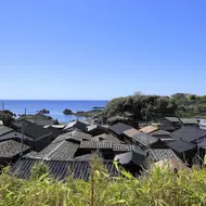 Le village de pêcheurs de Shukunegi et ses maisons en bois sur l'île de Sado 