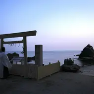 Les Rochers Mariés ou Meoto Iwa à Ise, département de Mie Les Rochers Mariés ou Meoto Iwa à Ise, département de Mie